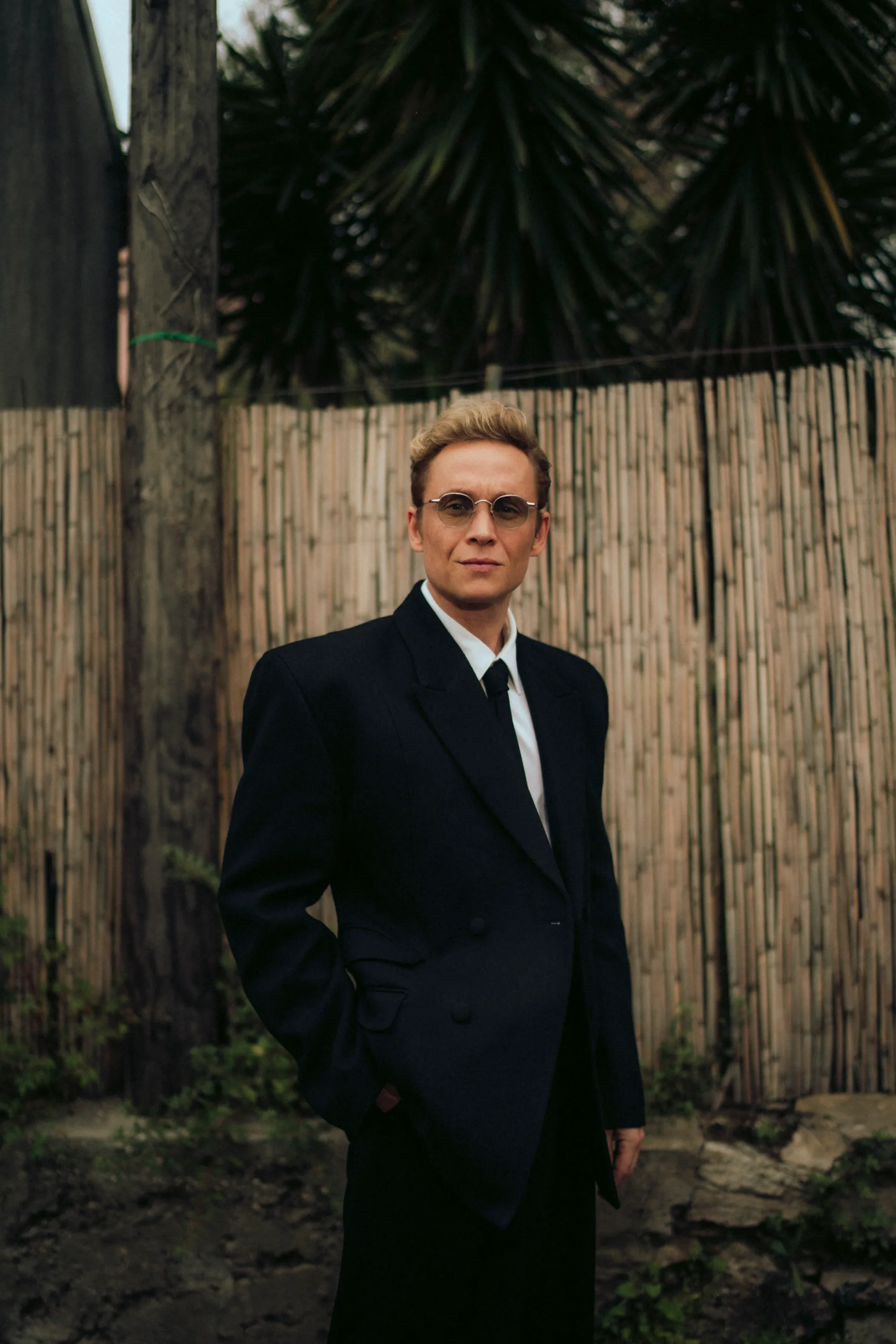 Matthias Schweighöfer mit Sonnenbrille vor einer Schilfwand