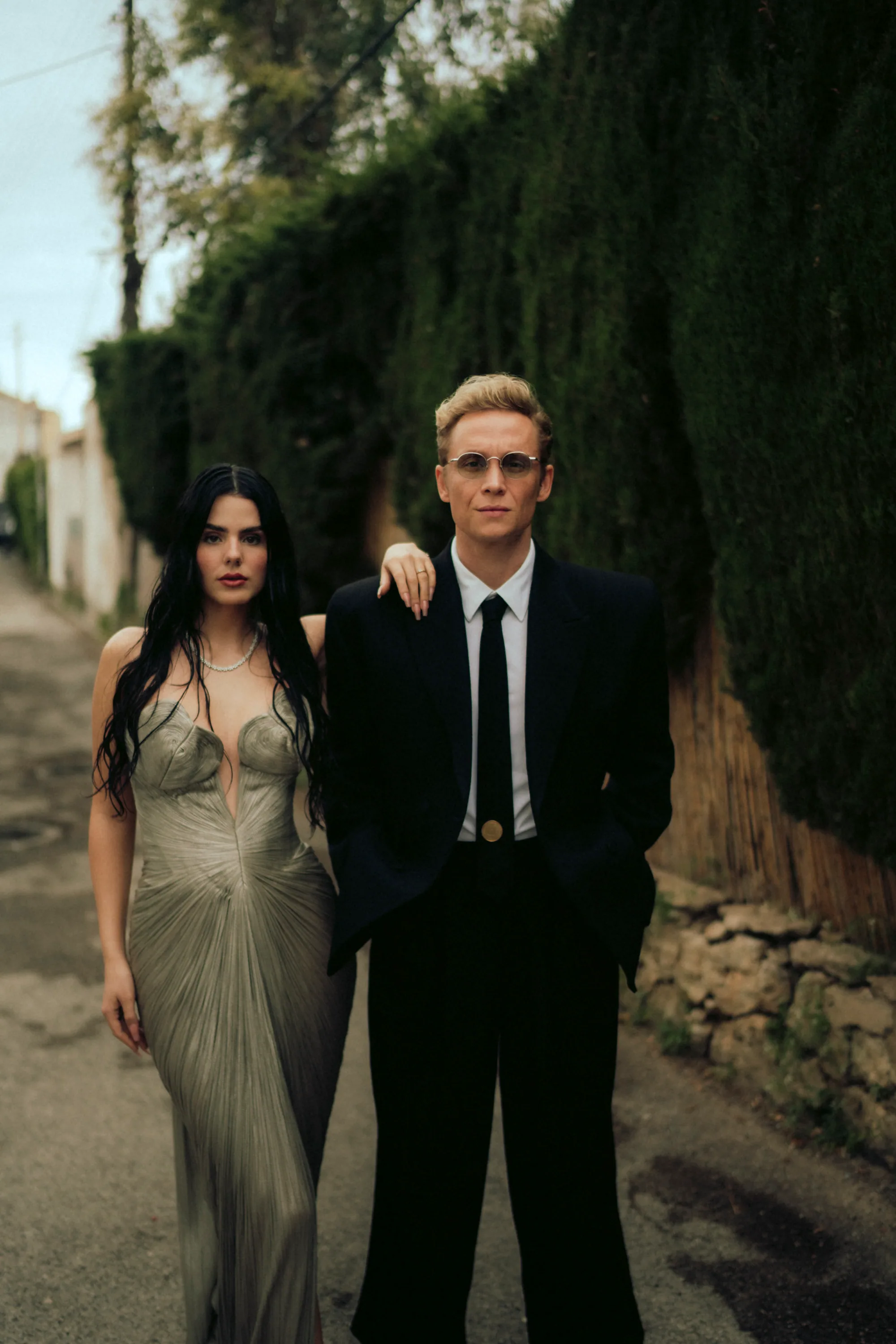 Matthias Schweighöfer mit Begleitung in einer Gasse in Cannes