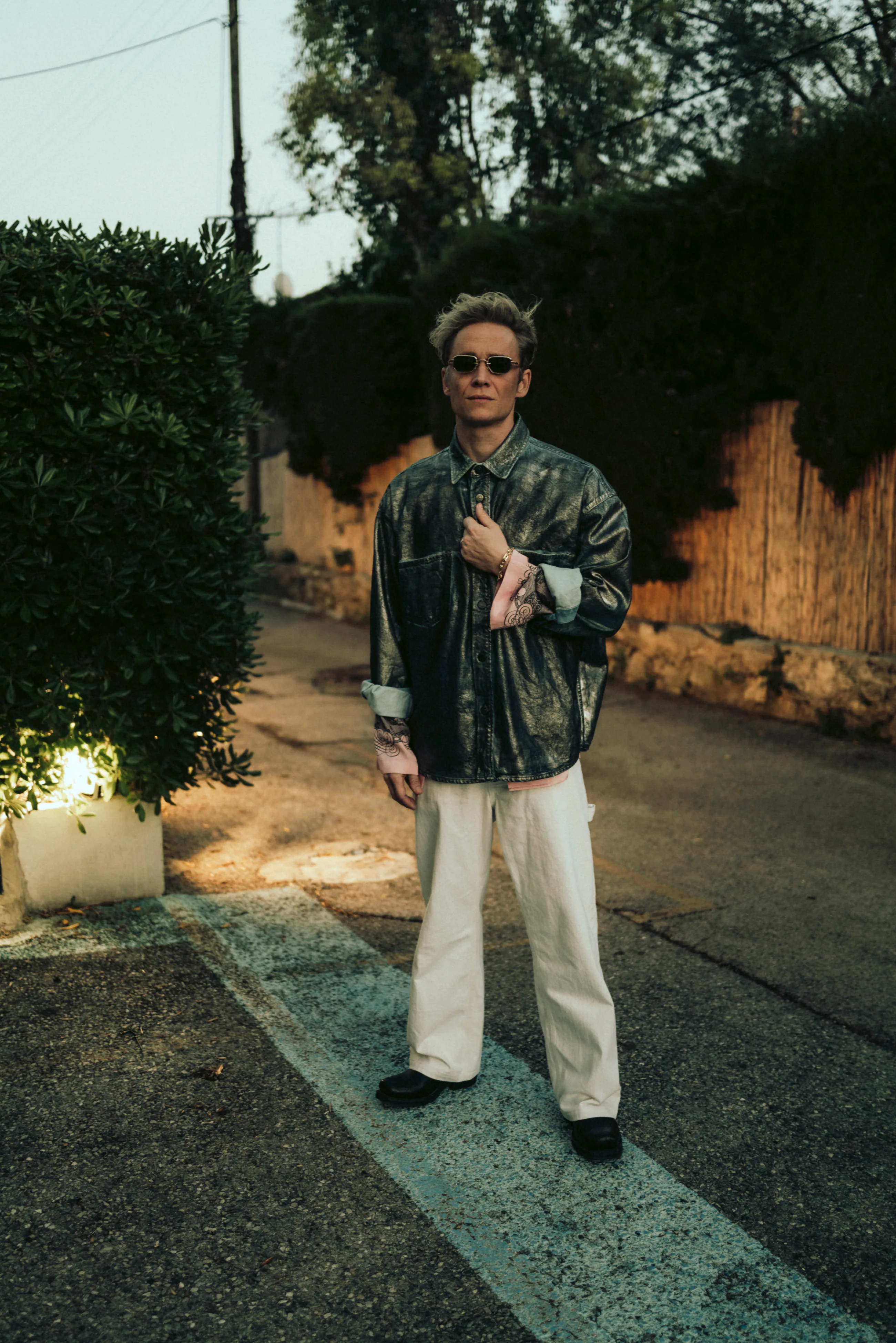 Matthias Schweighöfer nachts auf einer Straße in Cannes